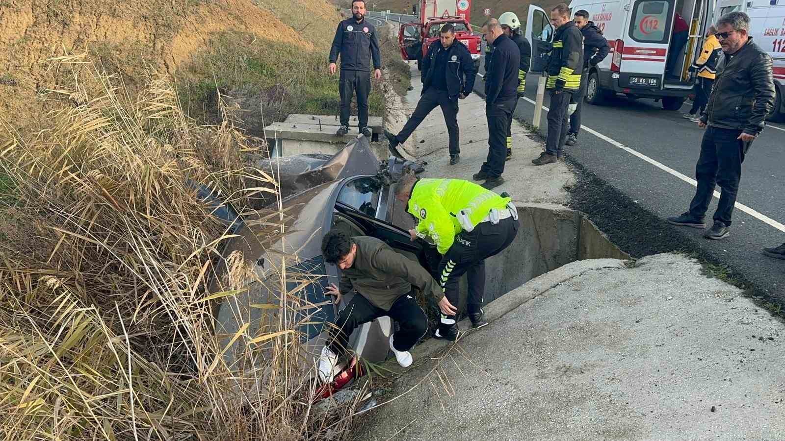 Tekirdağ’da su kanalına düşen otomobildeki çift yaralandı
