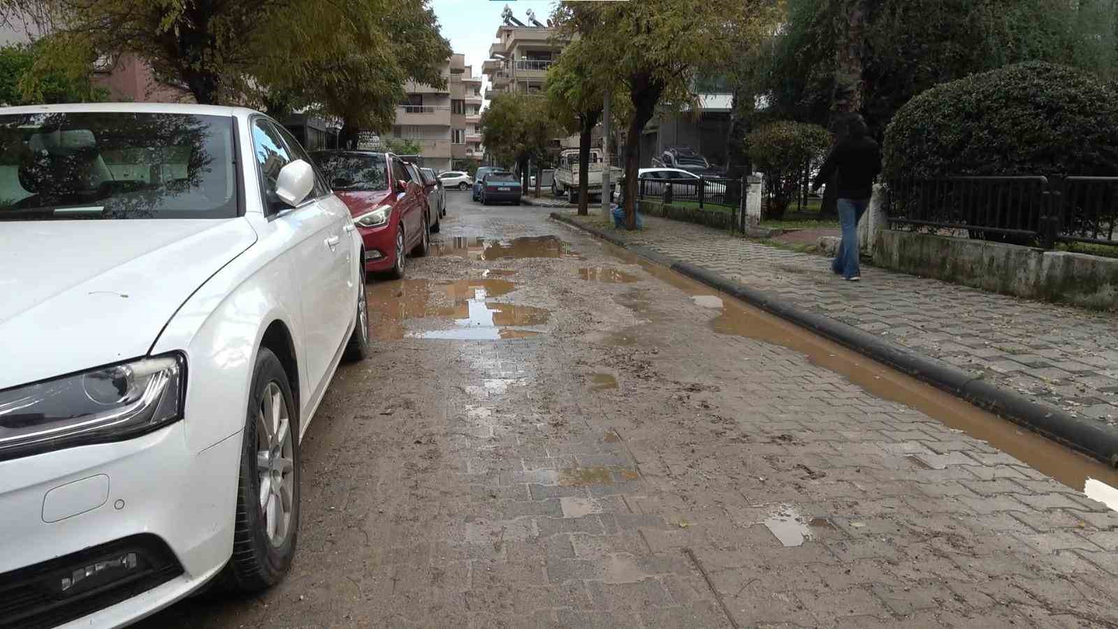 Milas&rsquo;ta yağış sonrası yollar &ccedil;amura d&ouml;nd&uuml;
