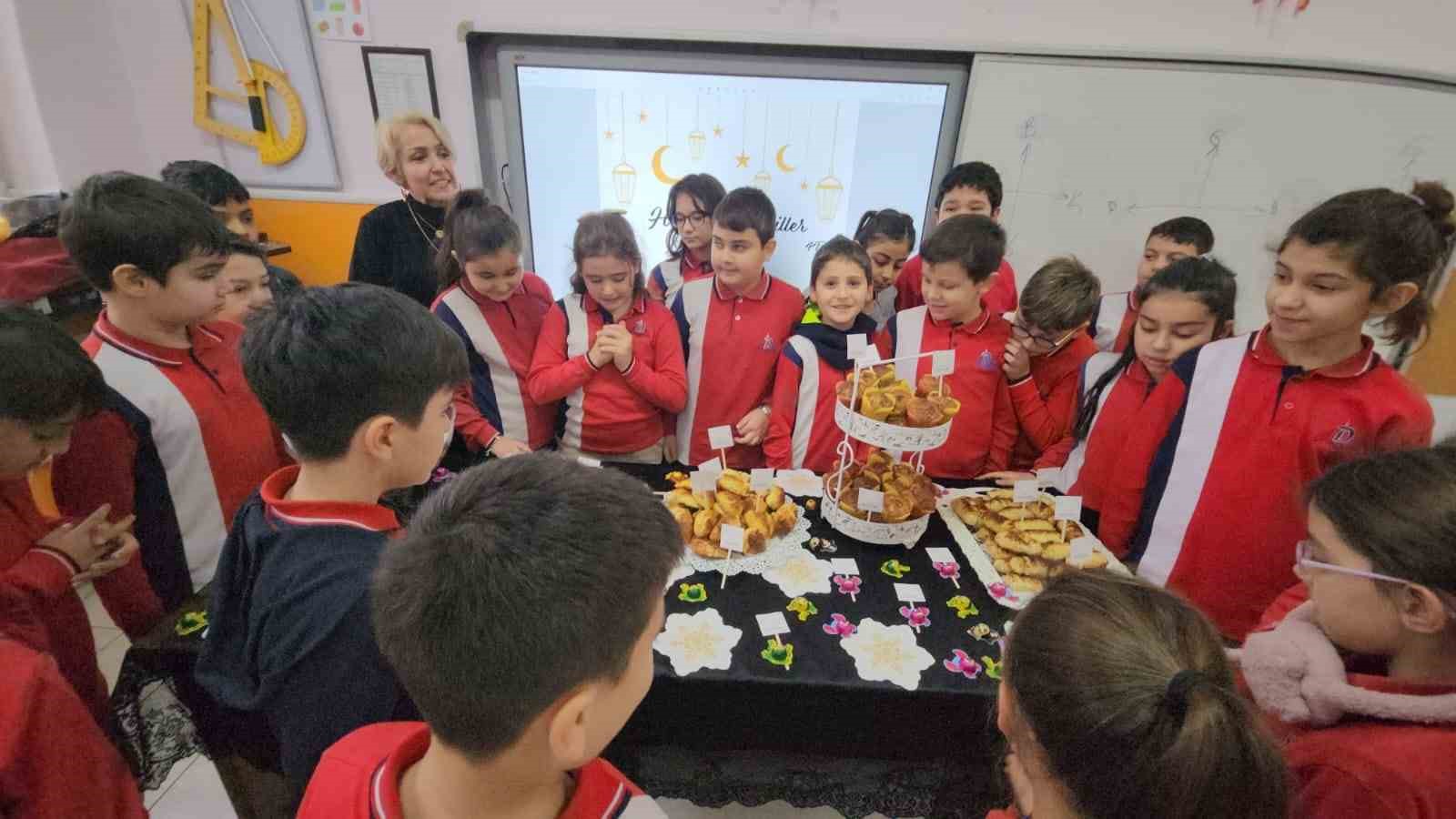 İlkokul öğrencileri sınıfta Regaip Kandili kutlaması yaptı