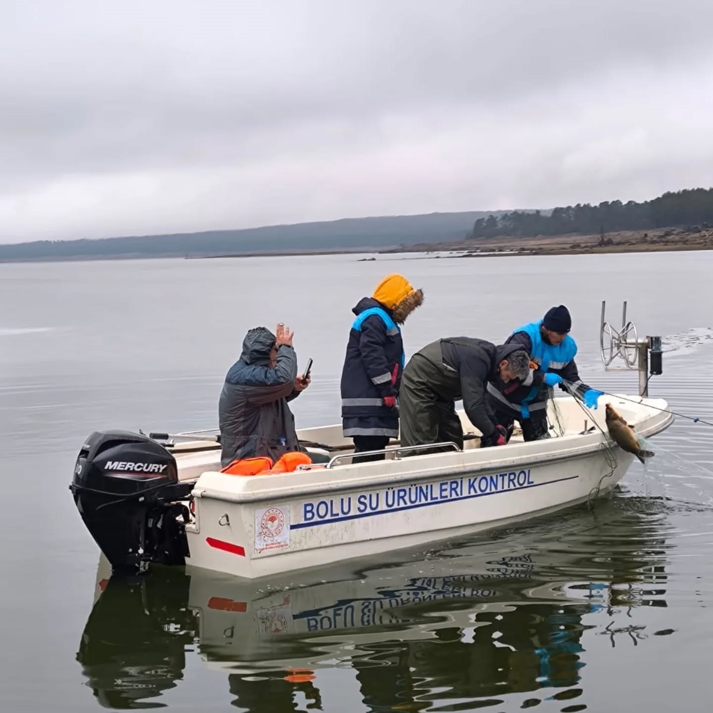 Bolu’da gölün ortasında 500 metrelik kaçak ağ ele geçirildi