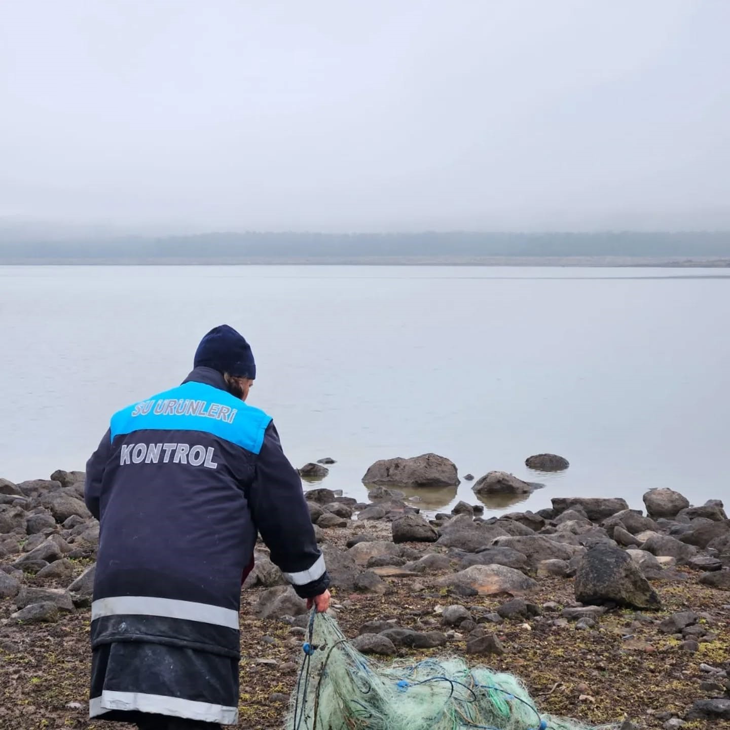 Bolu’da gölün ortasında 500 metrelik kaçak ağ ele geçirildi
