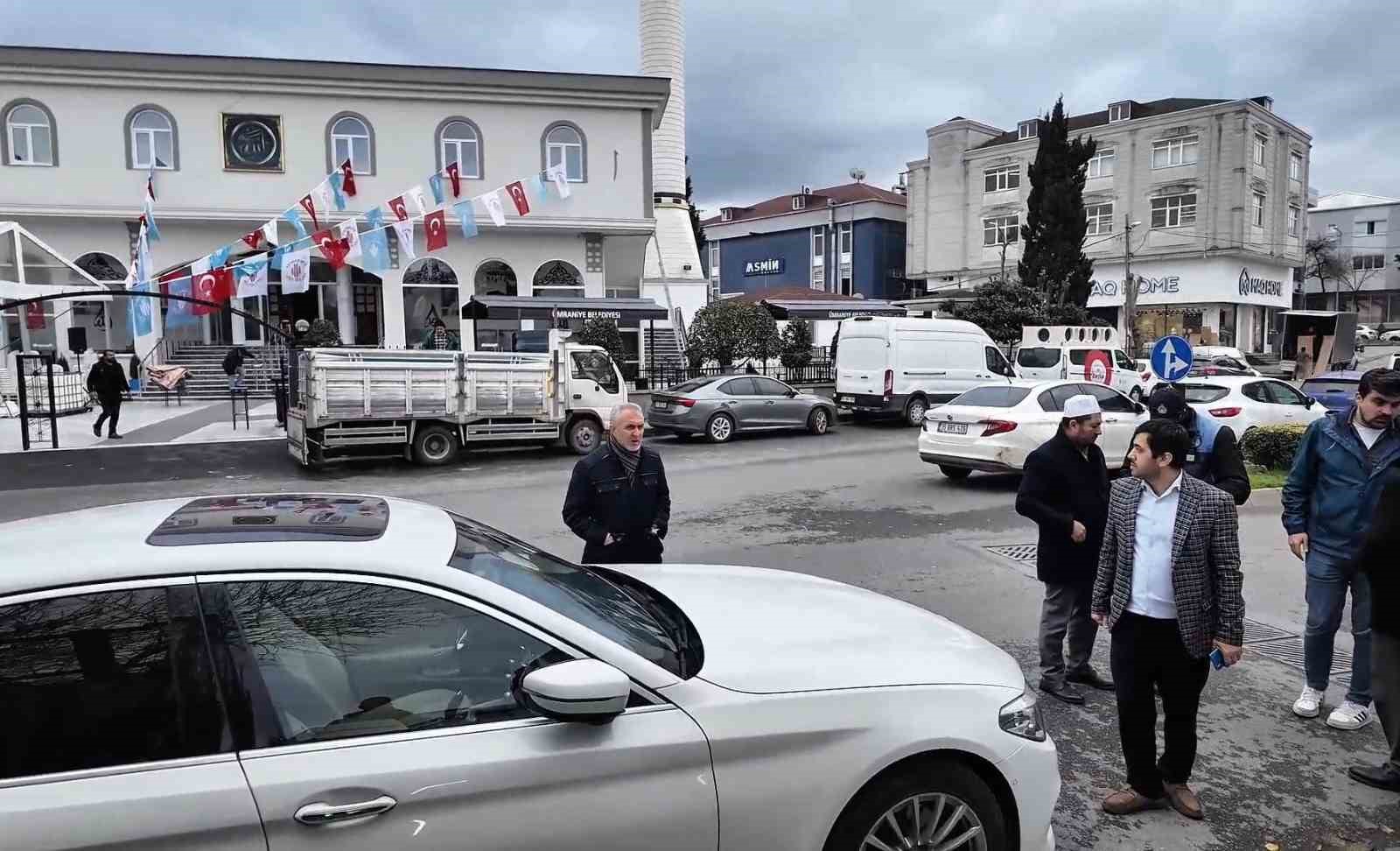 L&uuml;ks ara&ccedil;la &ccedil;ıkışı kapattı, cuma &ccedil;ıkışında tepkiye neden oldu
