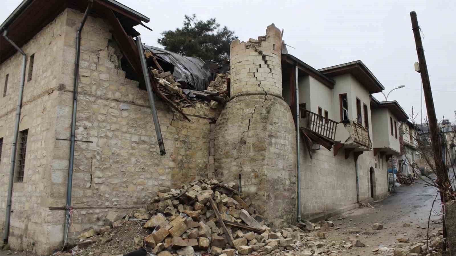 Depremde hasar alan cami yeniden ibadete a&ccedil;ıldı
