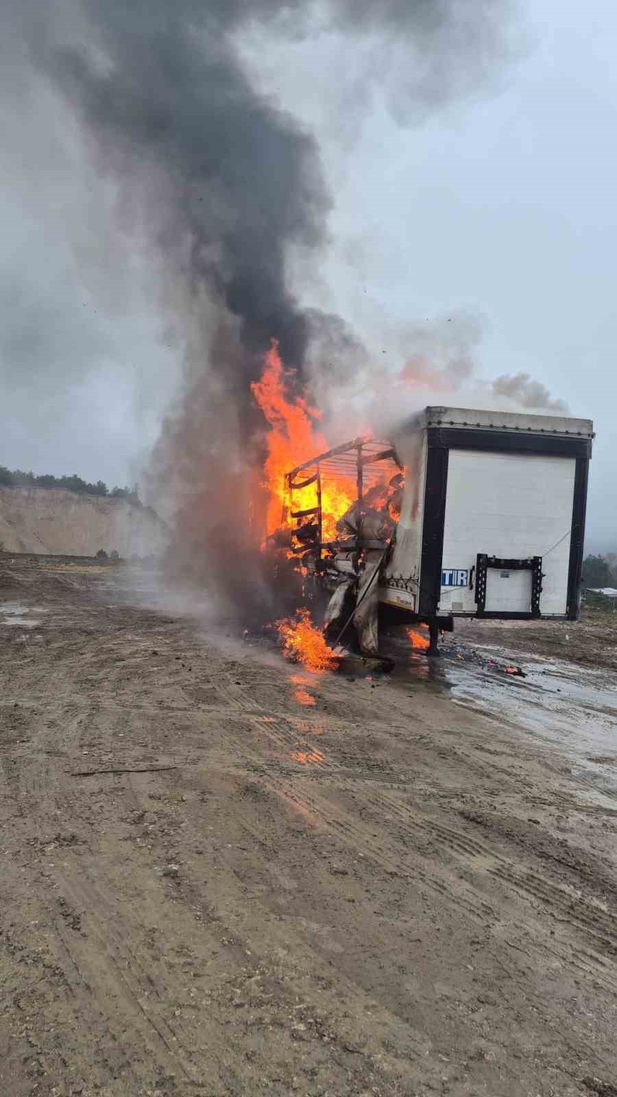Bolu’da kağıt yüklü dorse alev topuna döndü
