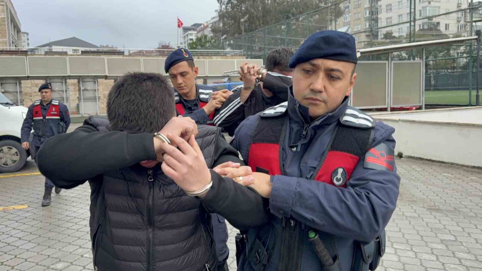 Ara&ccedil;larında uyuşturucu hap ele ge&ccedil;irilen 2 kişi g&ouml;zaltına alındı
