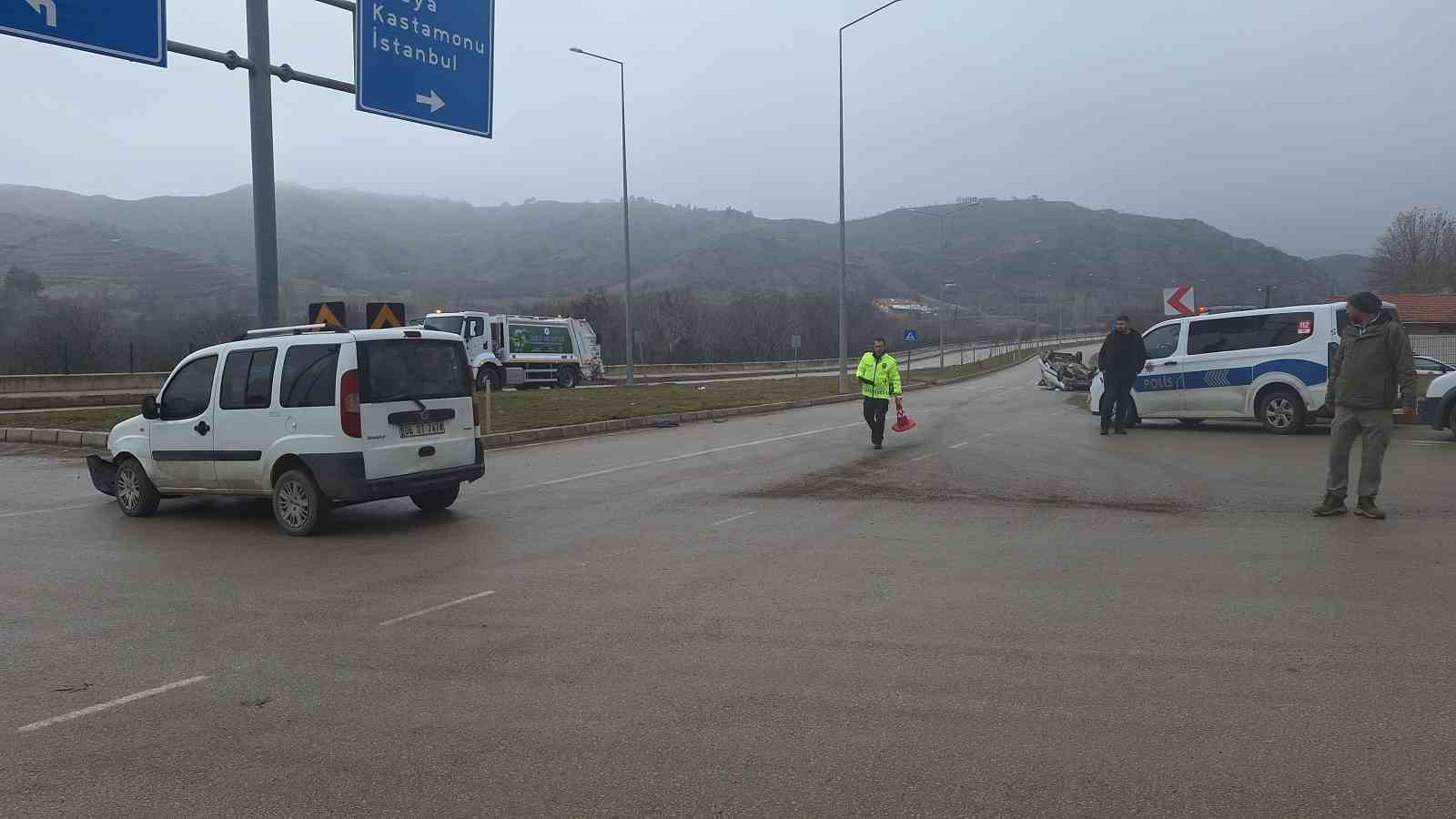 Çorum’da hafif ticari araç ile otomobil çapıştı: 1 yaralı
