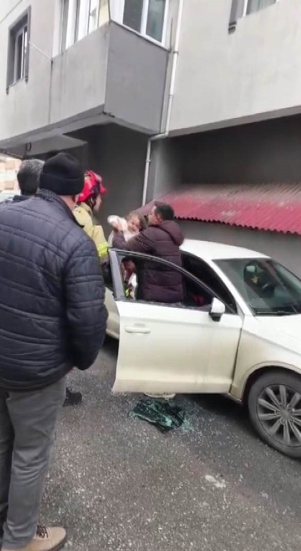 Kaynarca&rsquo;da ara&ccedil; i&ccedil;inde mahsur kalan &ccedil;ocuk itfaiye tarafından kurtarıldı
