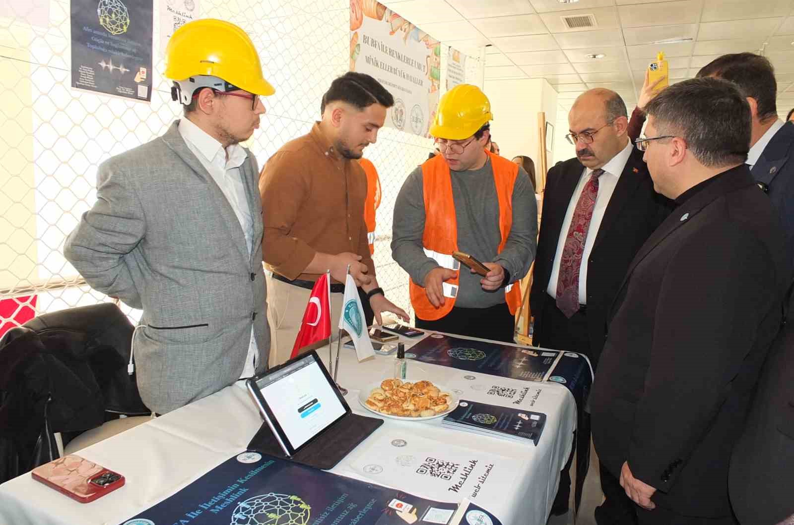 &Uuml;niversiteliler 30 projenin tanıtımını yaptı
