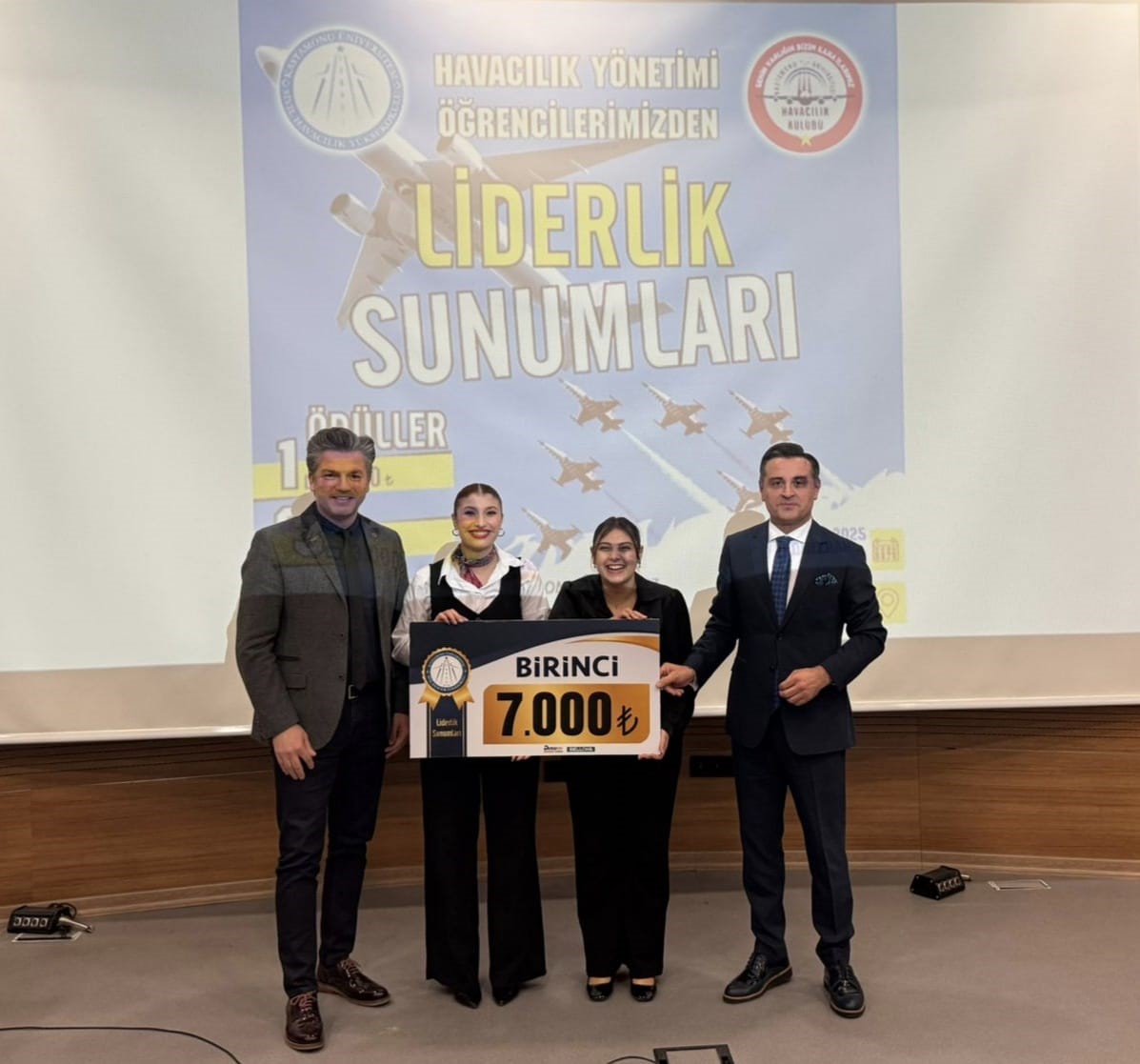 &Uuml;niversite &ouml;ğrencileri liderlik sunumlarıyla yarıştı
