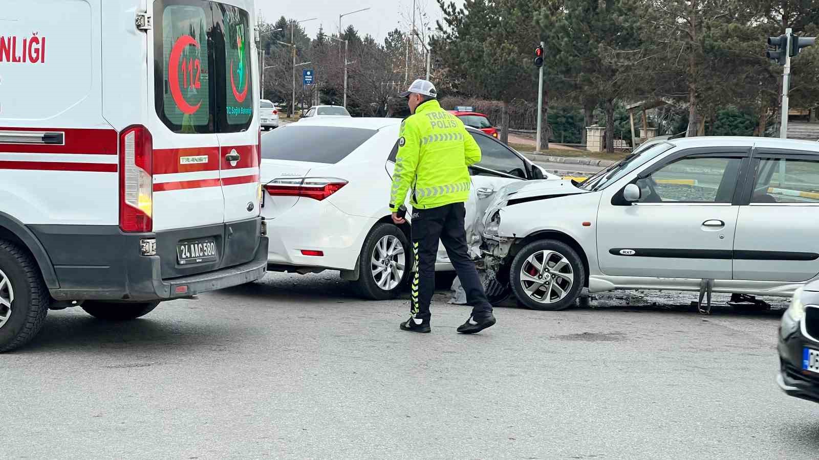 Erzincan&rsquo;da iki otomobil &ccedil;arpıştı: 2 yaralı
