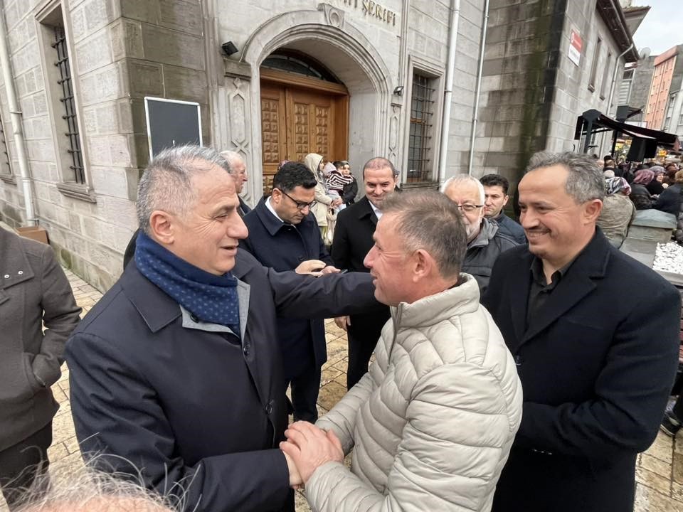 Umre yolcuları dualarla uğurlandı
