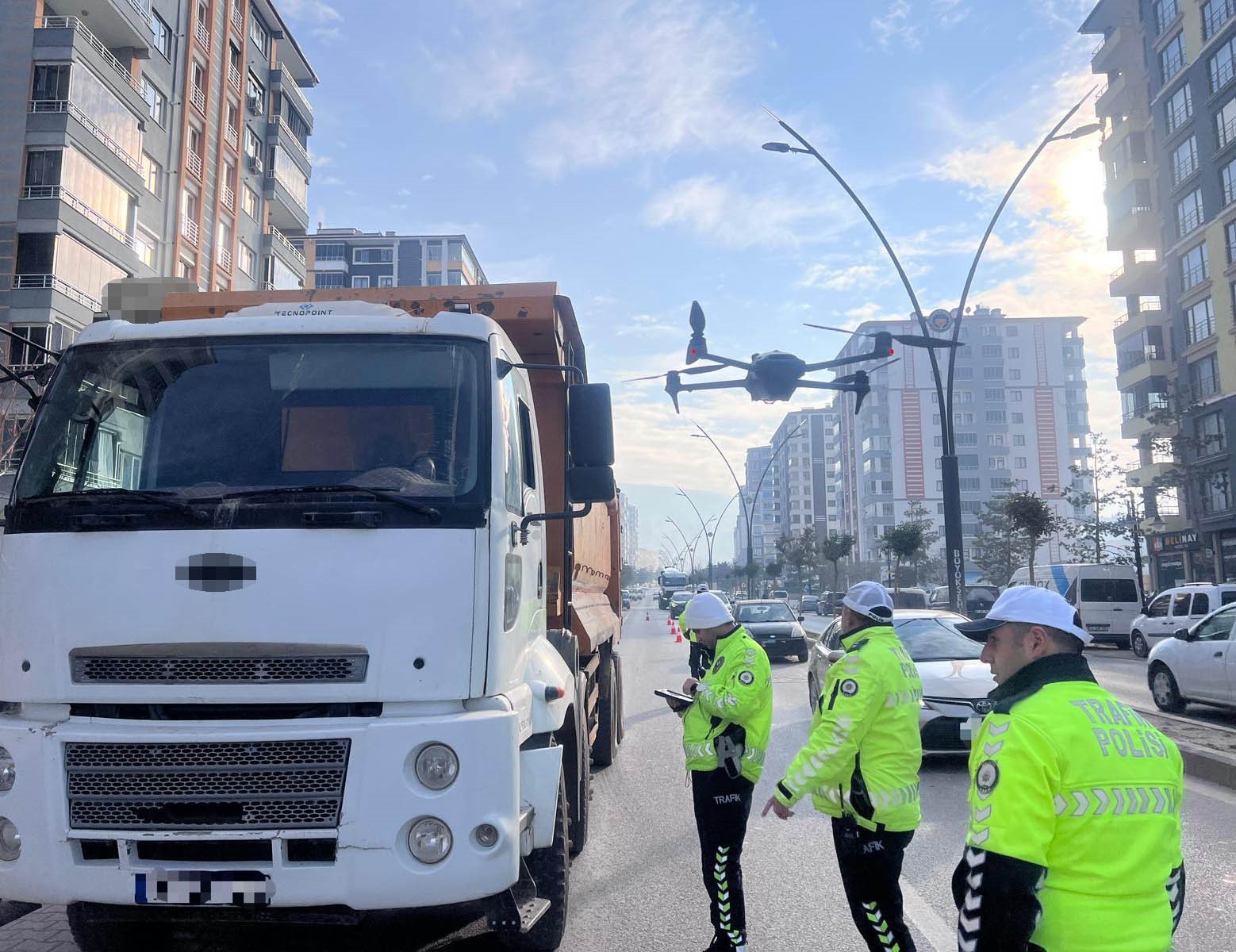 Malatya’da beton mikserleri ve hafriyat kamyonlarına dron destekli denetim