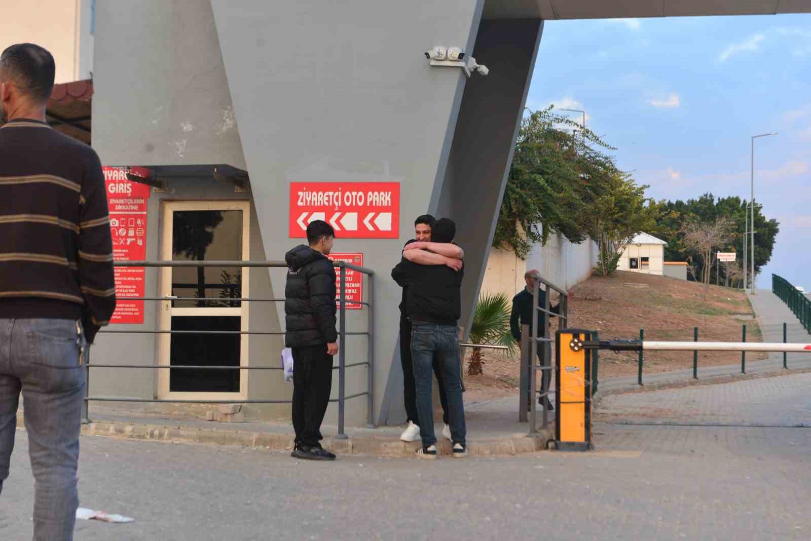 Adana’da hükümlüler tahliye olmaya başladı