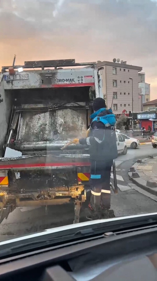 Pendik’te çöpten çıkan bağlama gönüllere dokundu