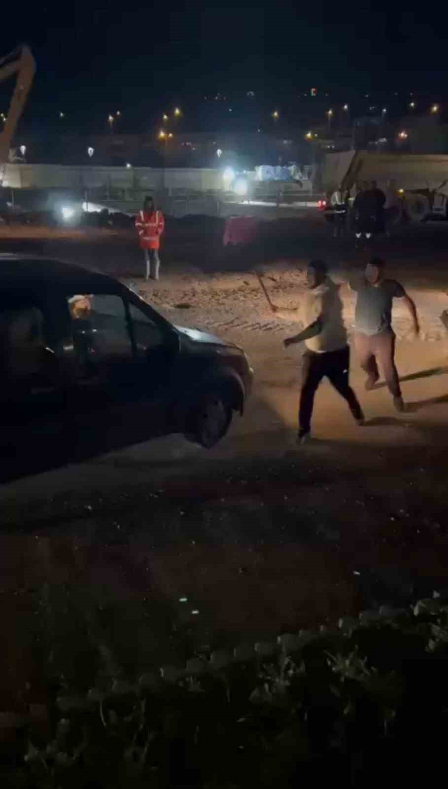 Öfkelenen sürücü ortalığı birbirine kattı
