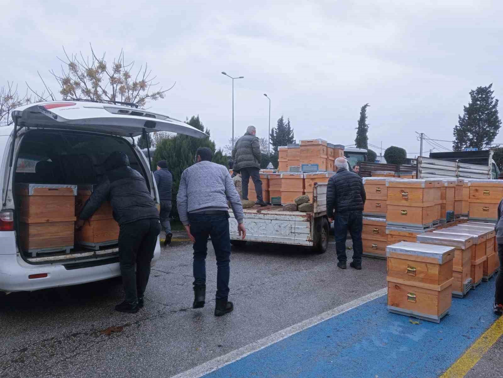 Babaeski’de üreticilere arı kovanı dağıtıldı