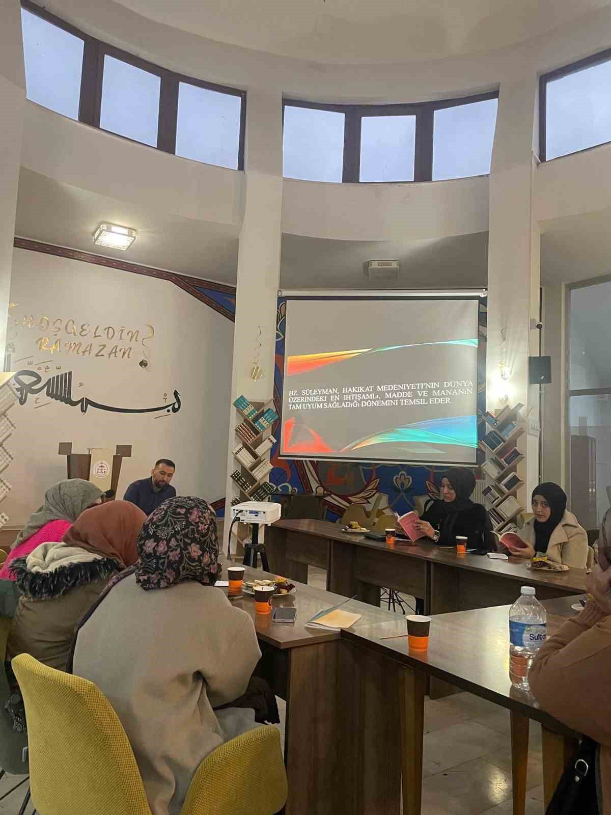 M&uuml;sl&uuml;man Kimliği İnşa Etme &Uuml;zerine kitap tahlili ger&ccedil;ekleştirildi
