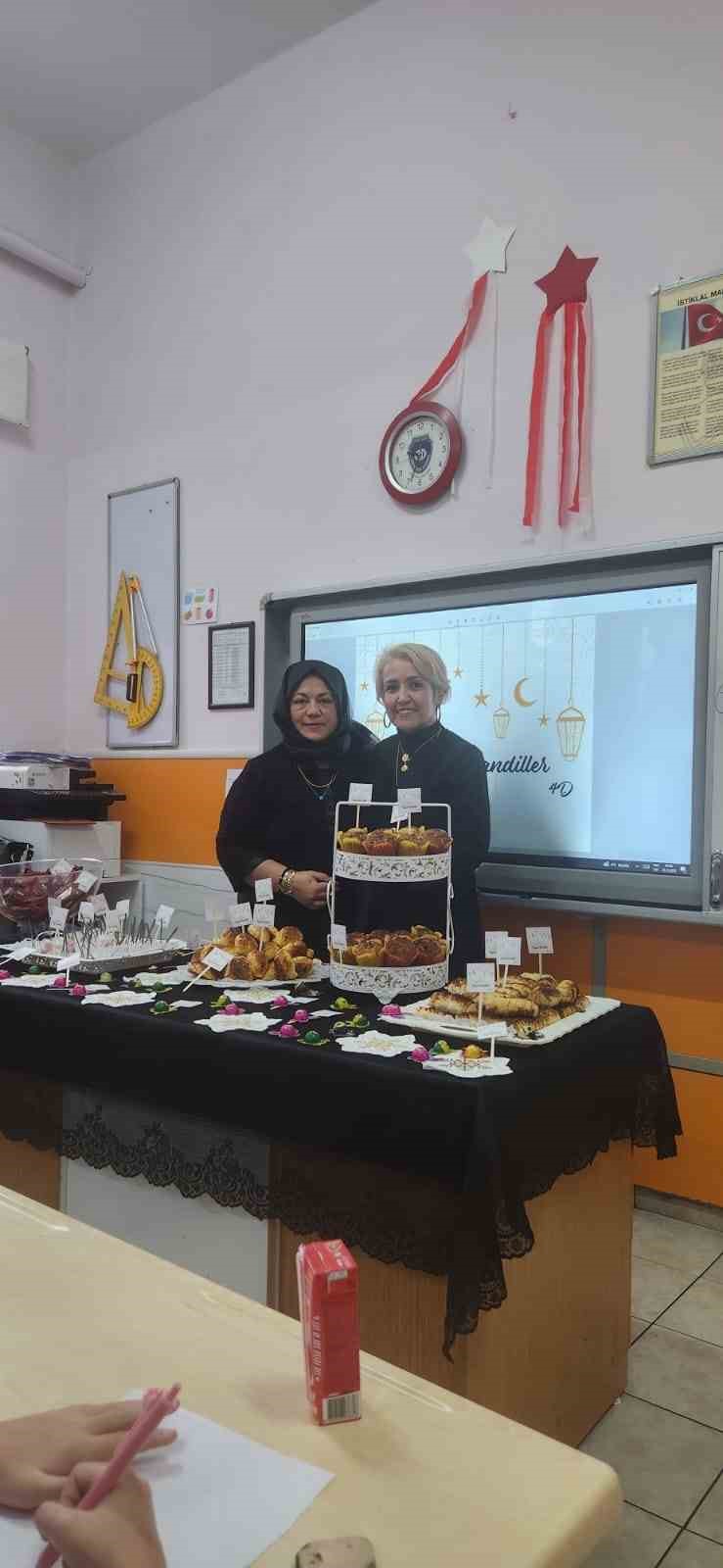 İlkokul &ouml;ğrencileri sınıfta Regaip Kandili kutlaması yaptı
