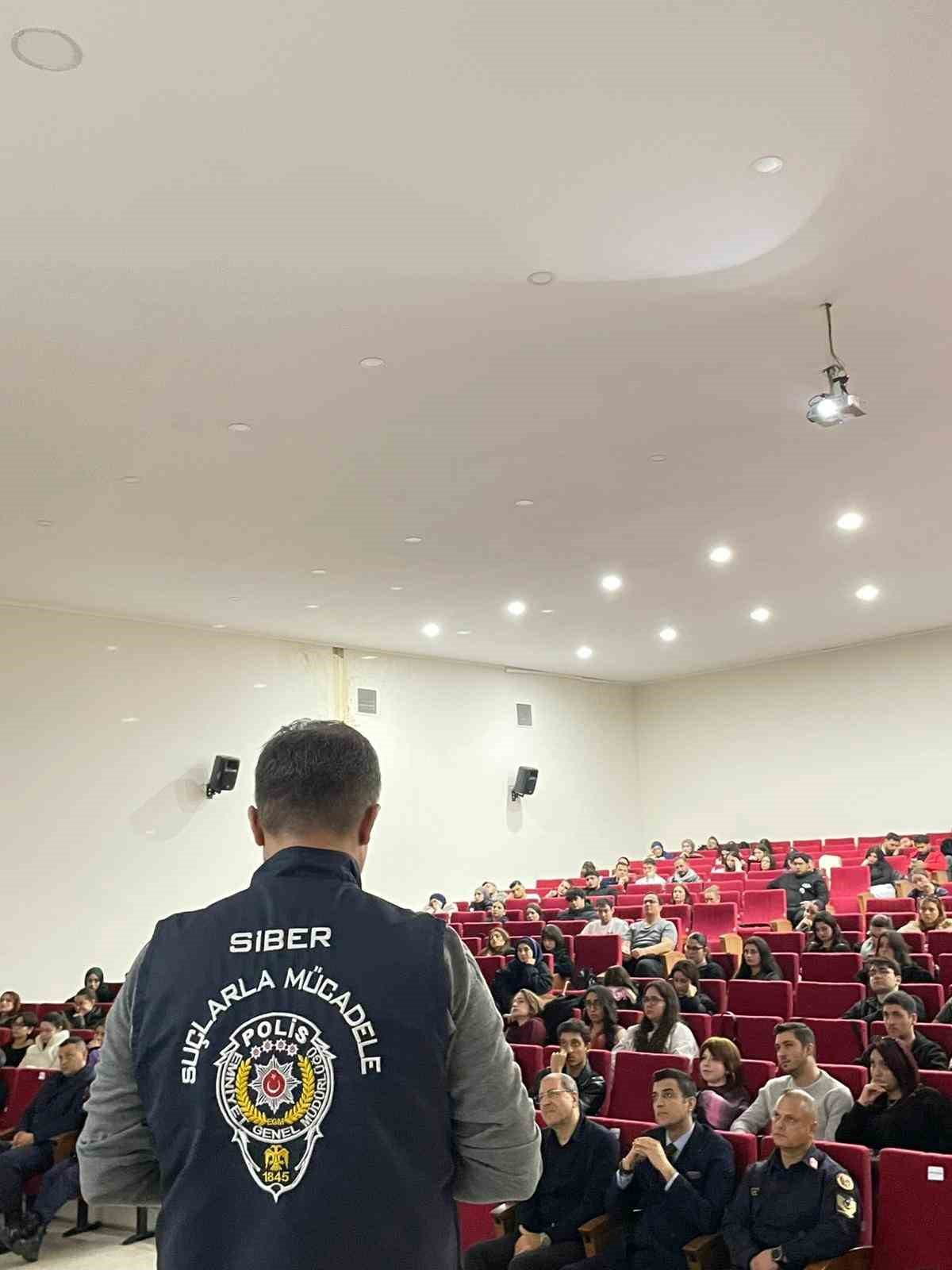Nazilli İktisadi ve İdari Bilimler Fakültesi’nde ’Siber Güvenlik Semineri’ düzenlendi