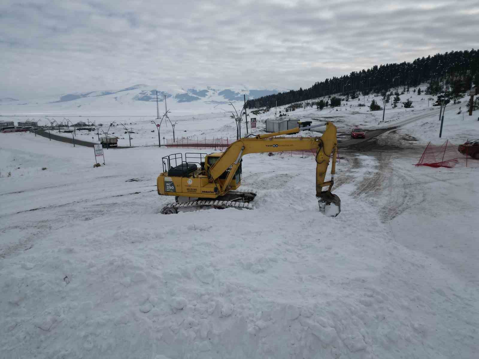 Sarıkamış’ta asker heykellerin yapımı için kar taşınıyor