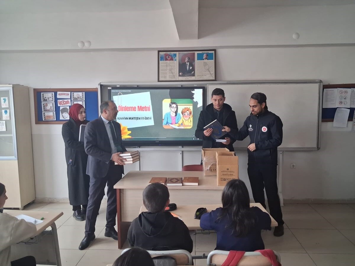 &Ouml;ğrencilere Kur&rsquo;an-ı Kerim hediye edildi
