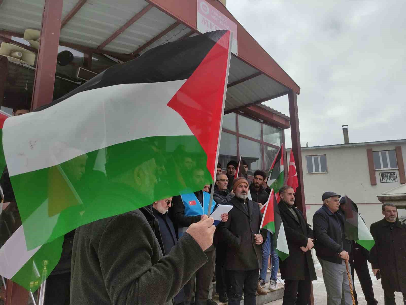 Ardahan&rsquo;da cuma &ccedil;ıkışı Filistin&rsquo;e destek a&ccedil;ıklaması
