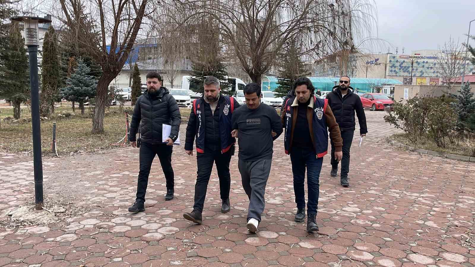 (Düzeltme) Ağabeyini bıçaklayarak öldüren cinayet zanlısı şahıs tutuklandı