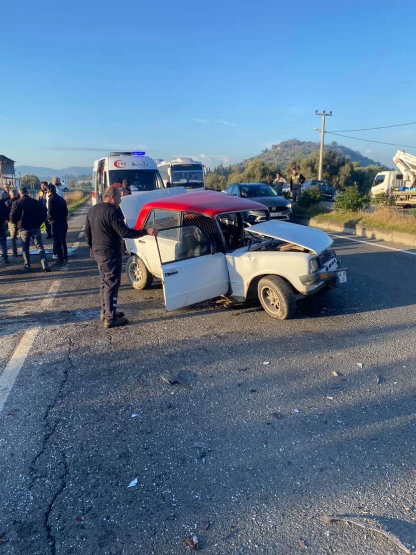 Milas&rsquo;ta zincirleme kaza, Tofaş ara&ccedil; teneke kutu gibi ezildi
