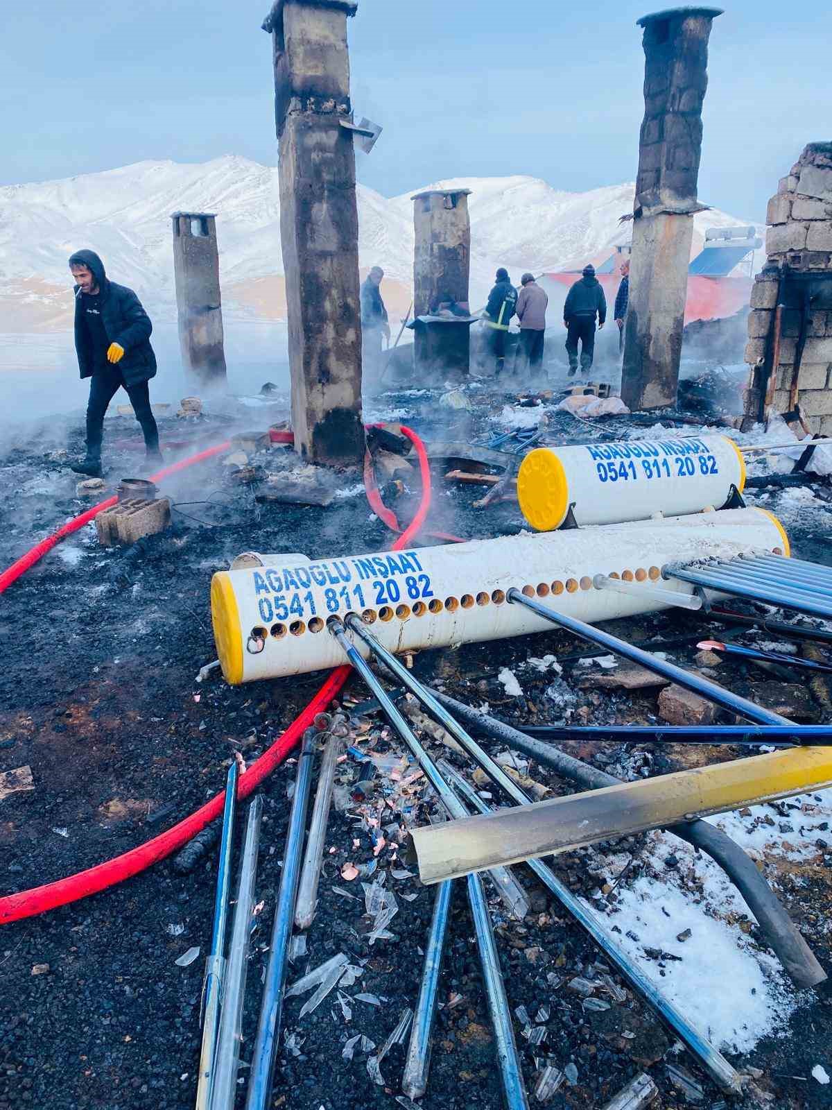 &Ccedil;atak&rsquo;ta &ccedil;atı yangını: 2 kişi dumandan etkilendi
