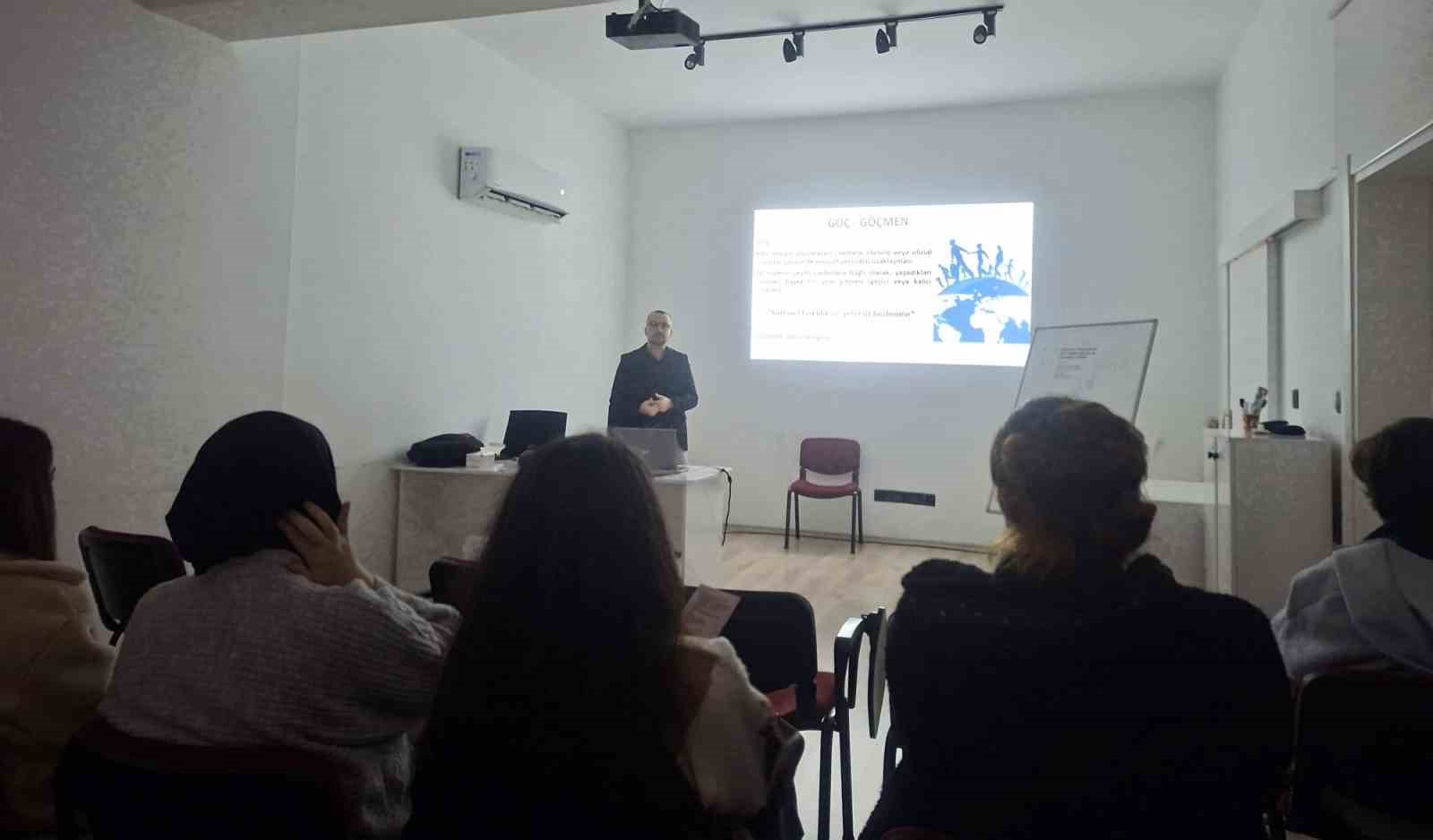 Dezavantajlı gruplara yönelik sağlık eğitimleri sürüyor