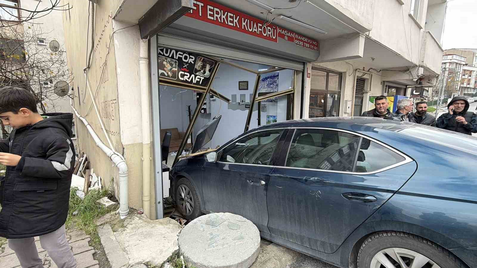Arnavutköy’de ilginç kaza: Traş olan müşteri ve berbere otomobil çarptı