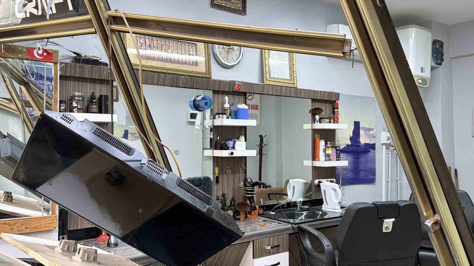 Arnavutk&ouml;y&rsquo;de ilgin&ccedil; kaza: Traş olan m&uuml;şteri ve berbere otomobil &ccedil;arptı
