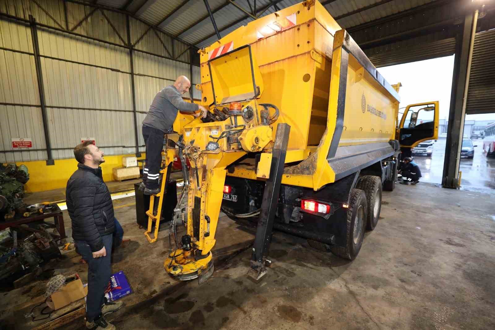 Başiskele&rsquo;de karla m&uuml;cadele ekipleri &ccedil;alışmalarını tamamladı
