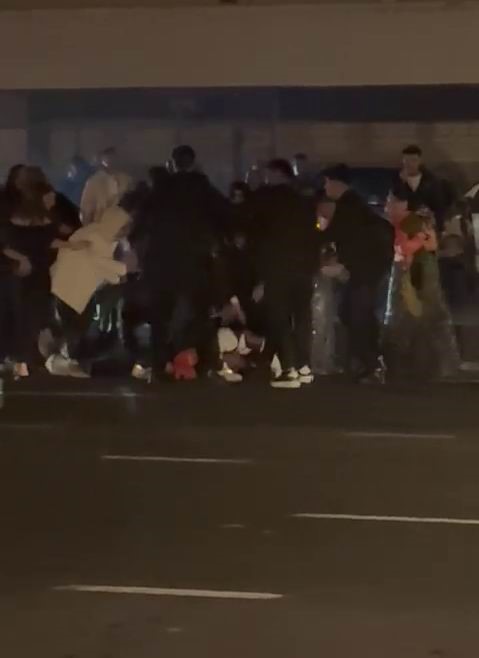 Diyarbakır&rsquo;da d&uuml;ğ&uuml;n sonrası kavga: Damat, yerde yatan şahsa siper oldu
