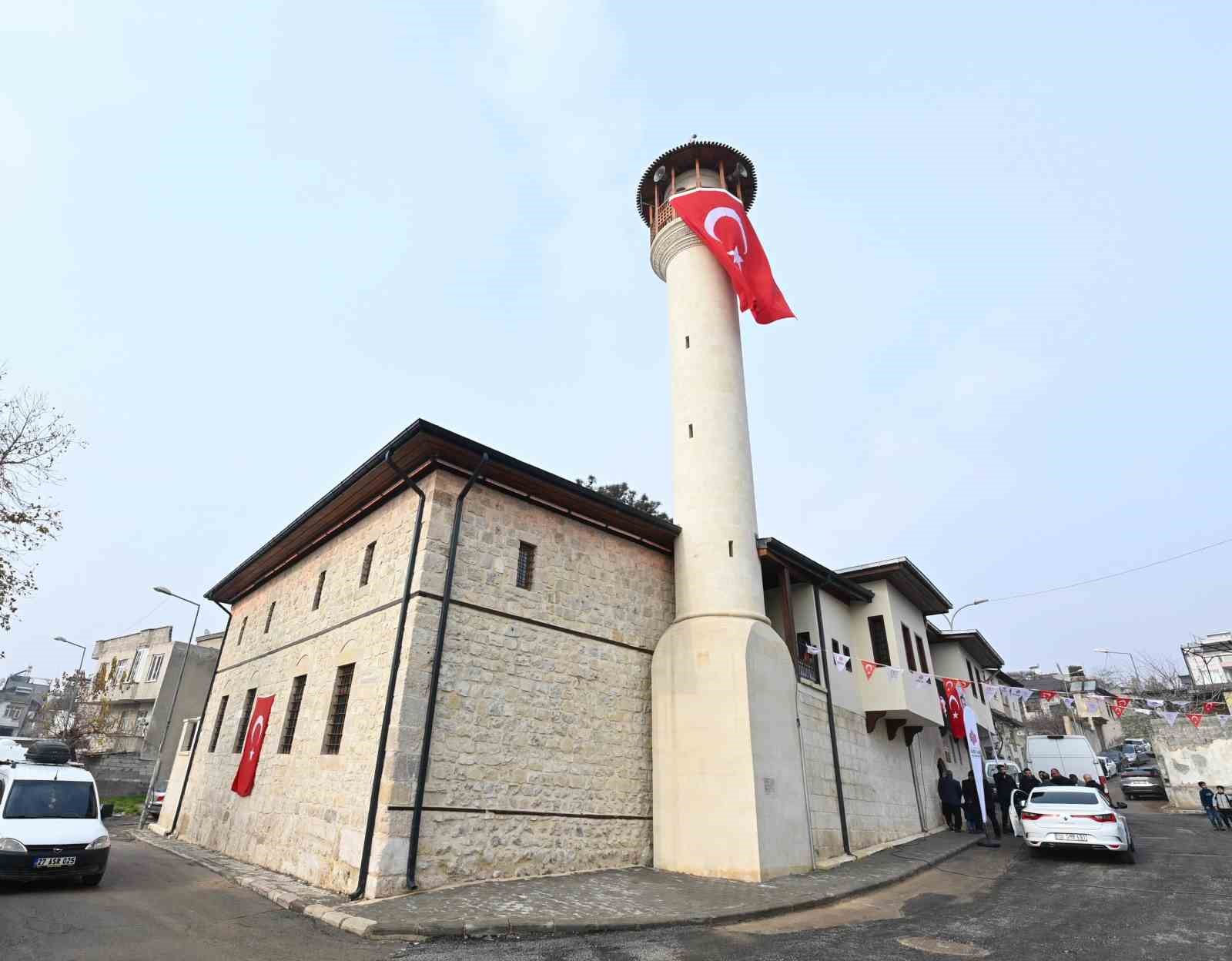 Depremde hasar alan cami yeniden ibadete açıldı