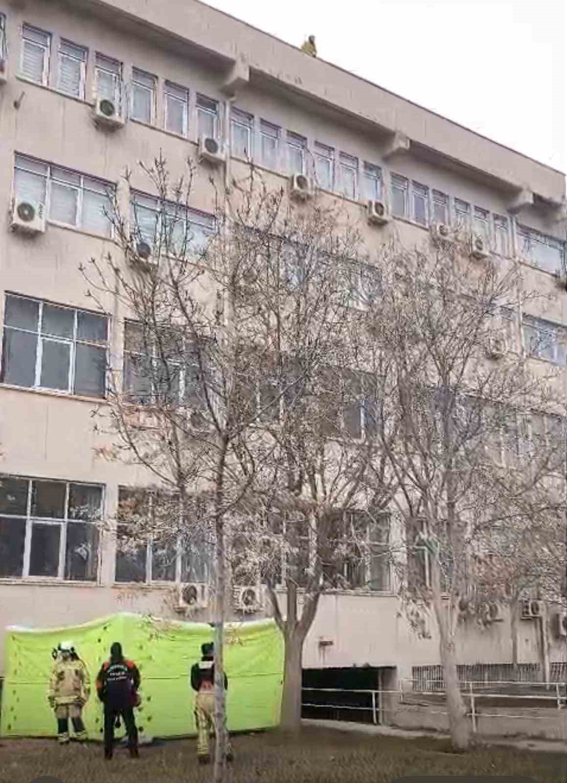 Dicle Üniversitesi’nde intihar girişiminde bulunan şahıs çatıdan indirildi