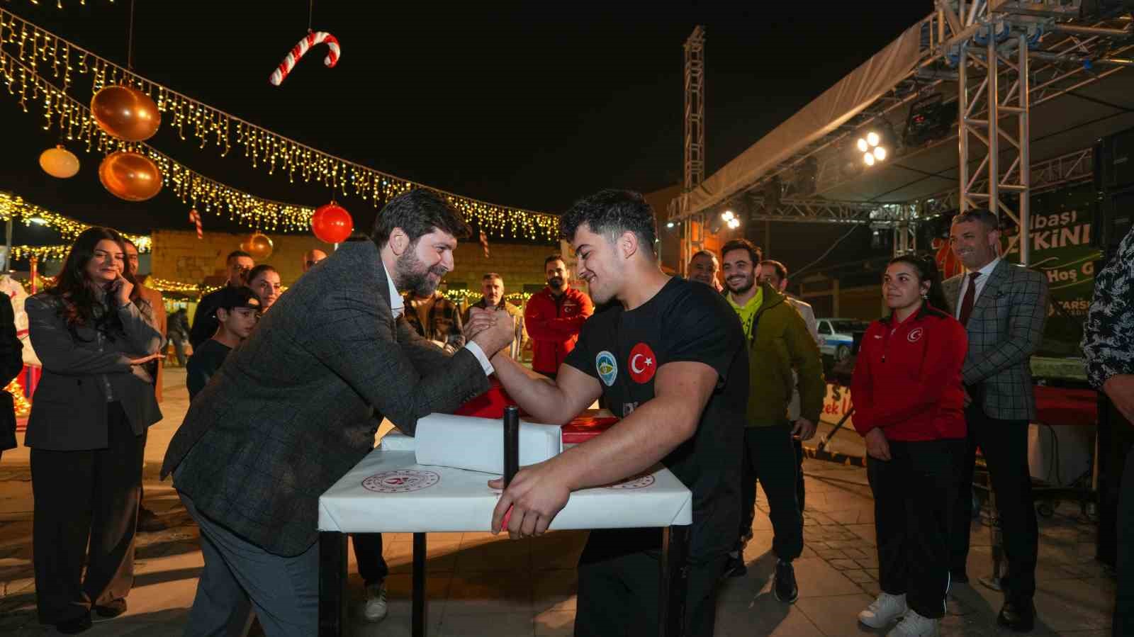 Tarsus&rsquo;ta yılbaşı pazarları kapılarını a&ccedil;tı
