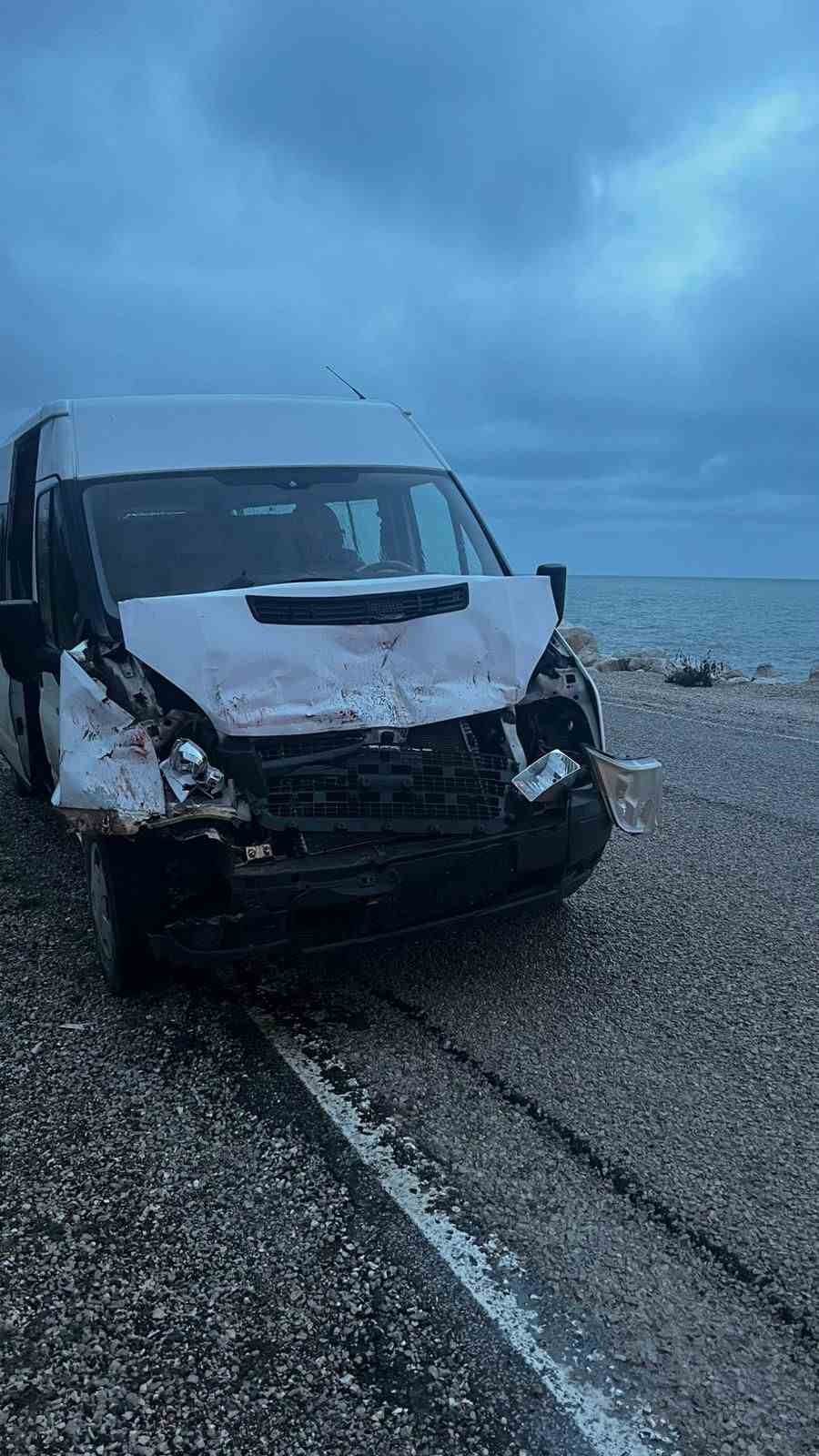 Kamyona çarpan servis aracındaki 3 öğrenci yaralandı