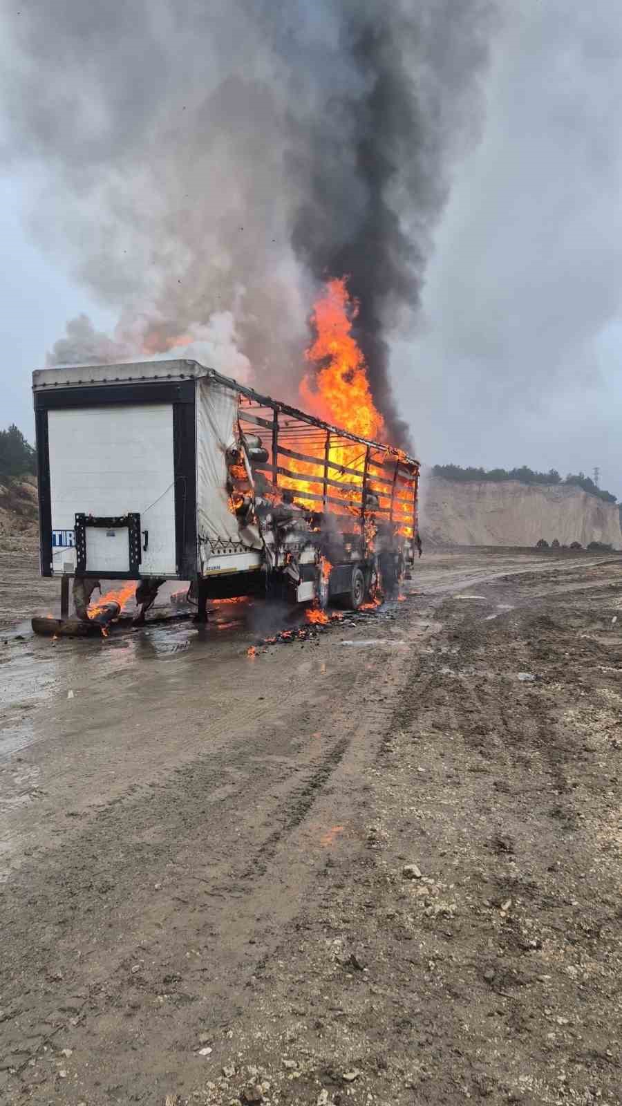 Bolu’da kağıt yüklü dorse alev topuna döndü