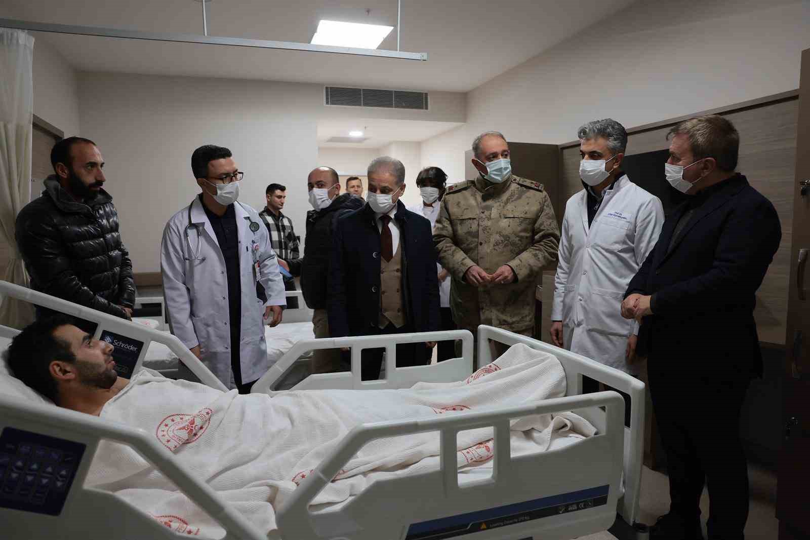 Vali Aydoğdu hastanede tedavi g&ouml;ren hastaları ziyaret etti
