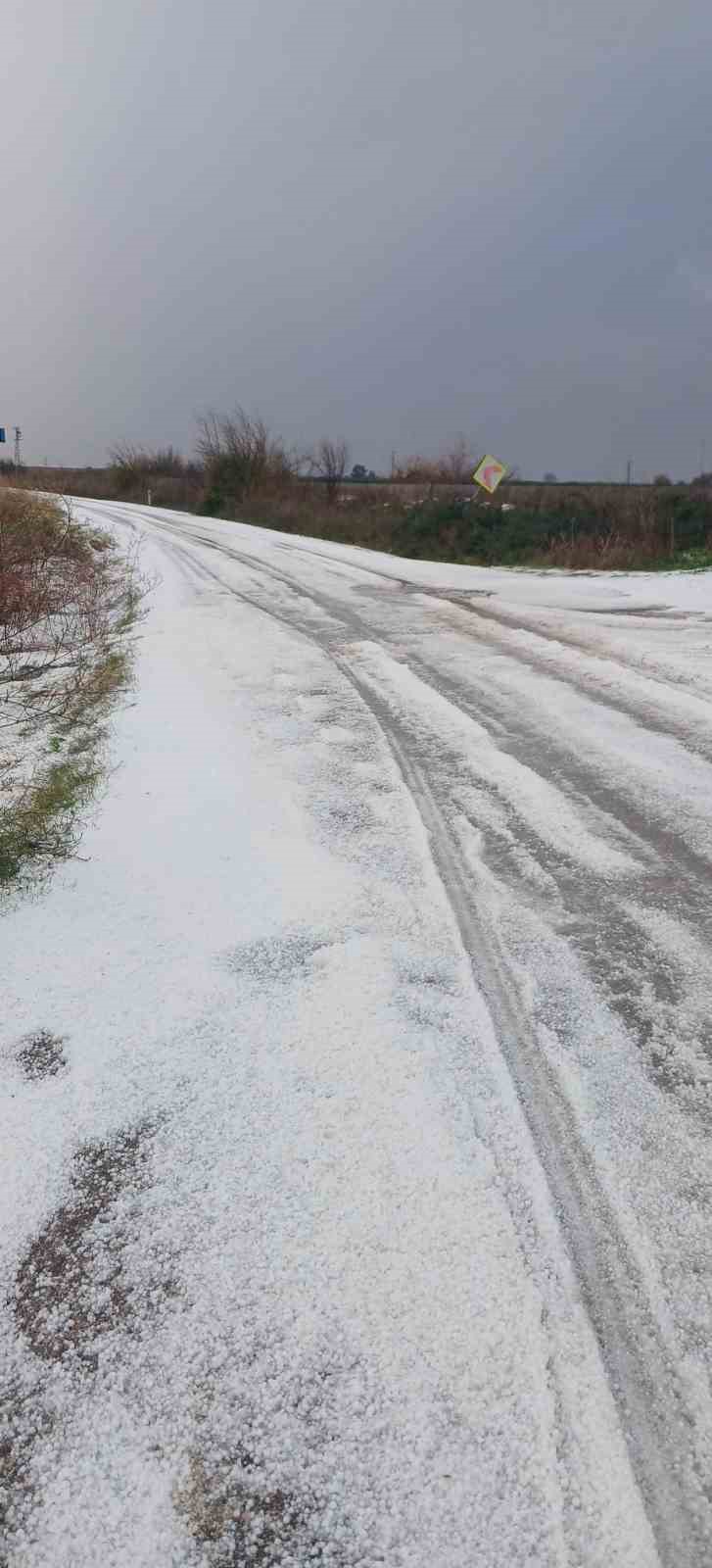 Adana&rsquo;da dolu yağdı, yollar ve tarlalar beyaza b&uuml;r&uuml;nd&uuml;
