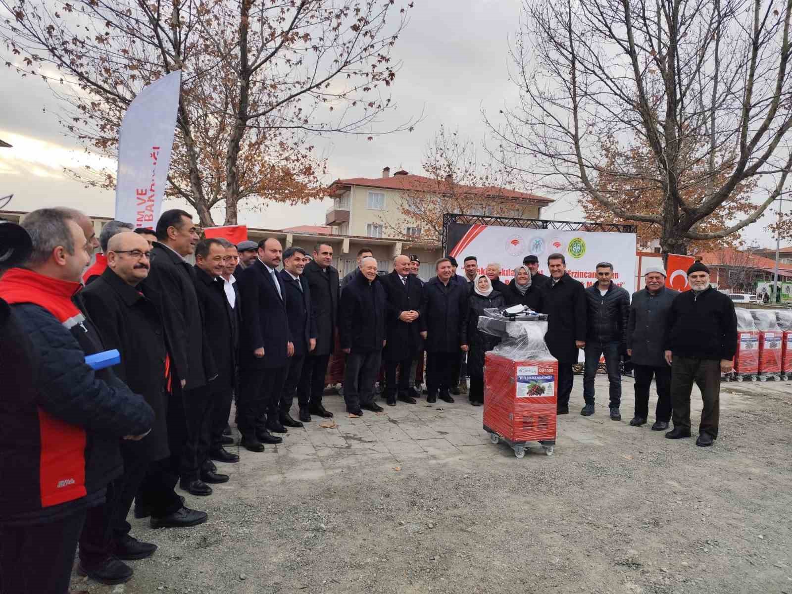 Erzincan&rsquo;da &uuml;reticiye destek: Dut sıkma ve koyun kırkım makinası dağıtıldı
