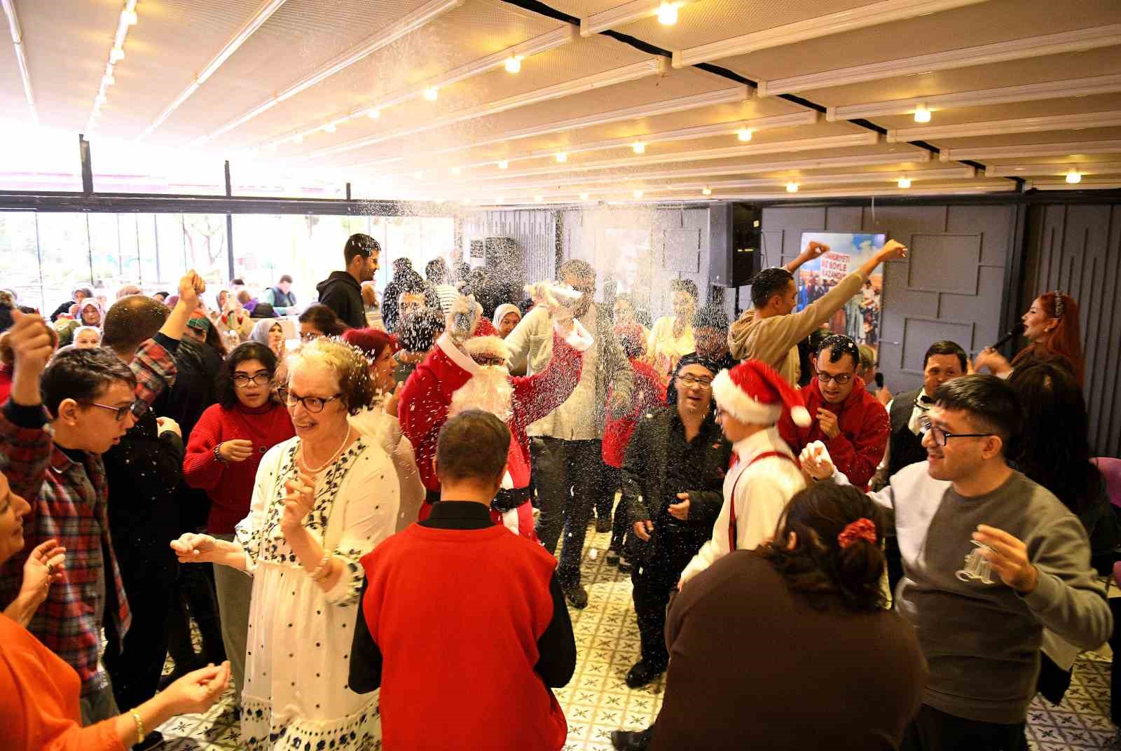 Yeni yıla Engelsiz Kafe&rsquo;de &rsquo;merhaba&rsquo; dediler
