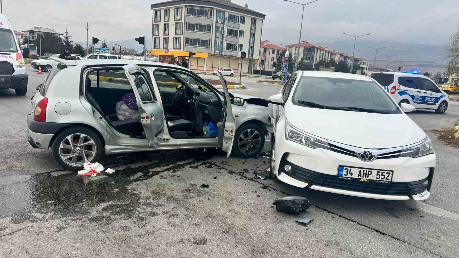 Erzincan’da iki otomobil çarpıştı: 2 yaralı