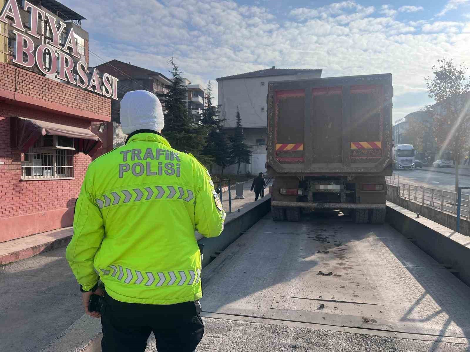 Malatya’da beton mikserleri ve hafriyat kamyonlarına dron destekli denetim