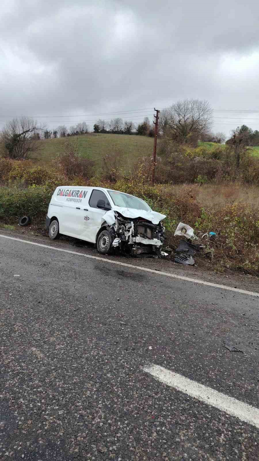 Karşı şeride ge&ccedil;en otomobil ticari ara&ccedil;la &ccedil;arpıştı: 1 yaralı
