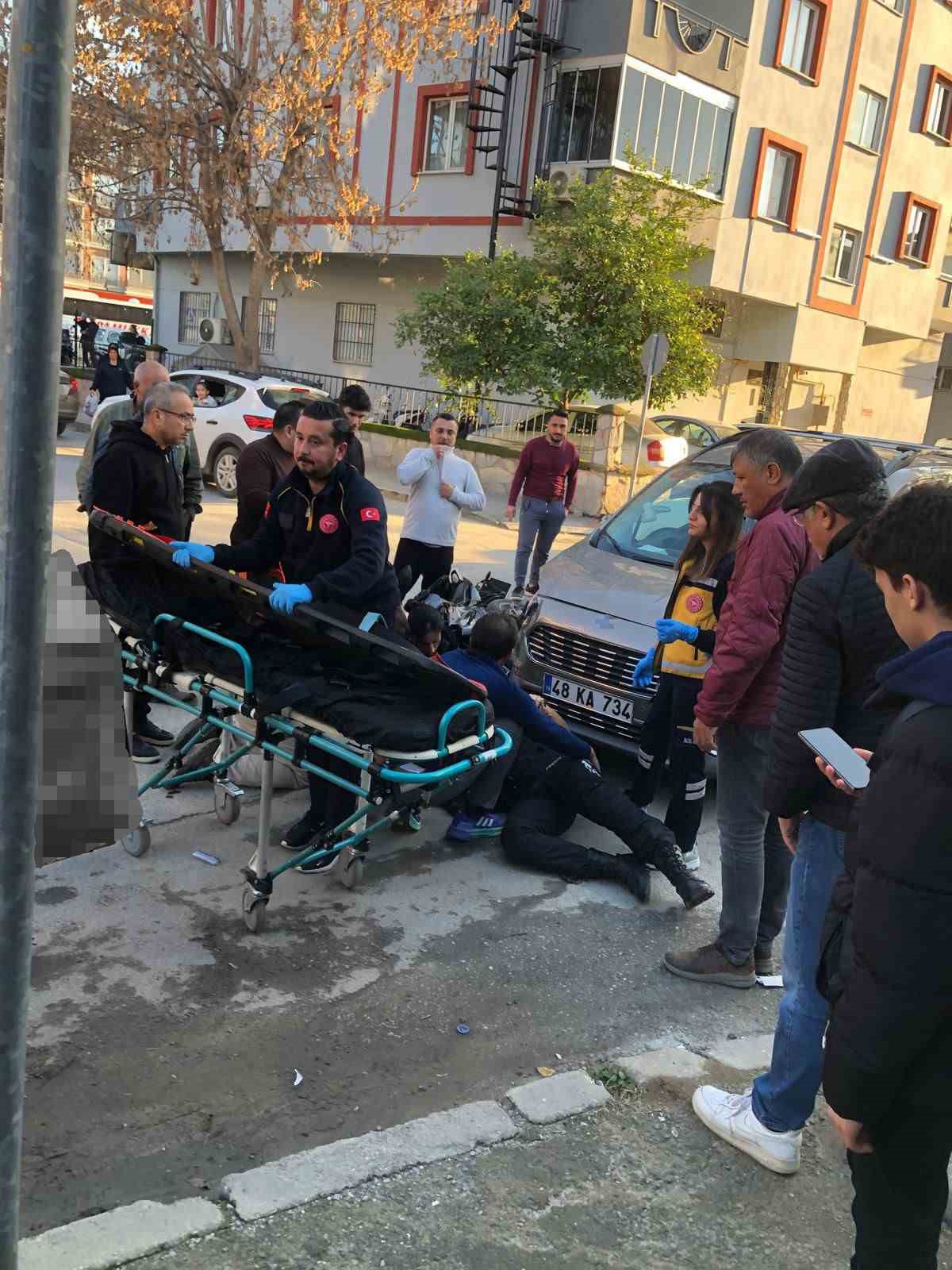 Milas&rsquo;ta ticari ara&ccedil; ile &ccedil;arpışan motosiklet s&uuml;r&uuml;c&uuml;s&uuml; yaralandı
