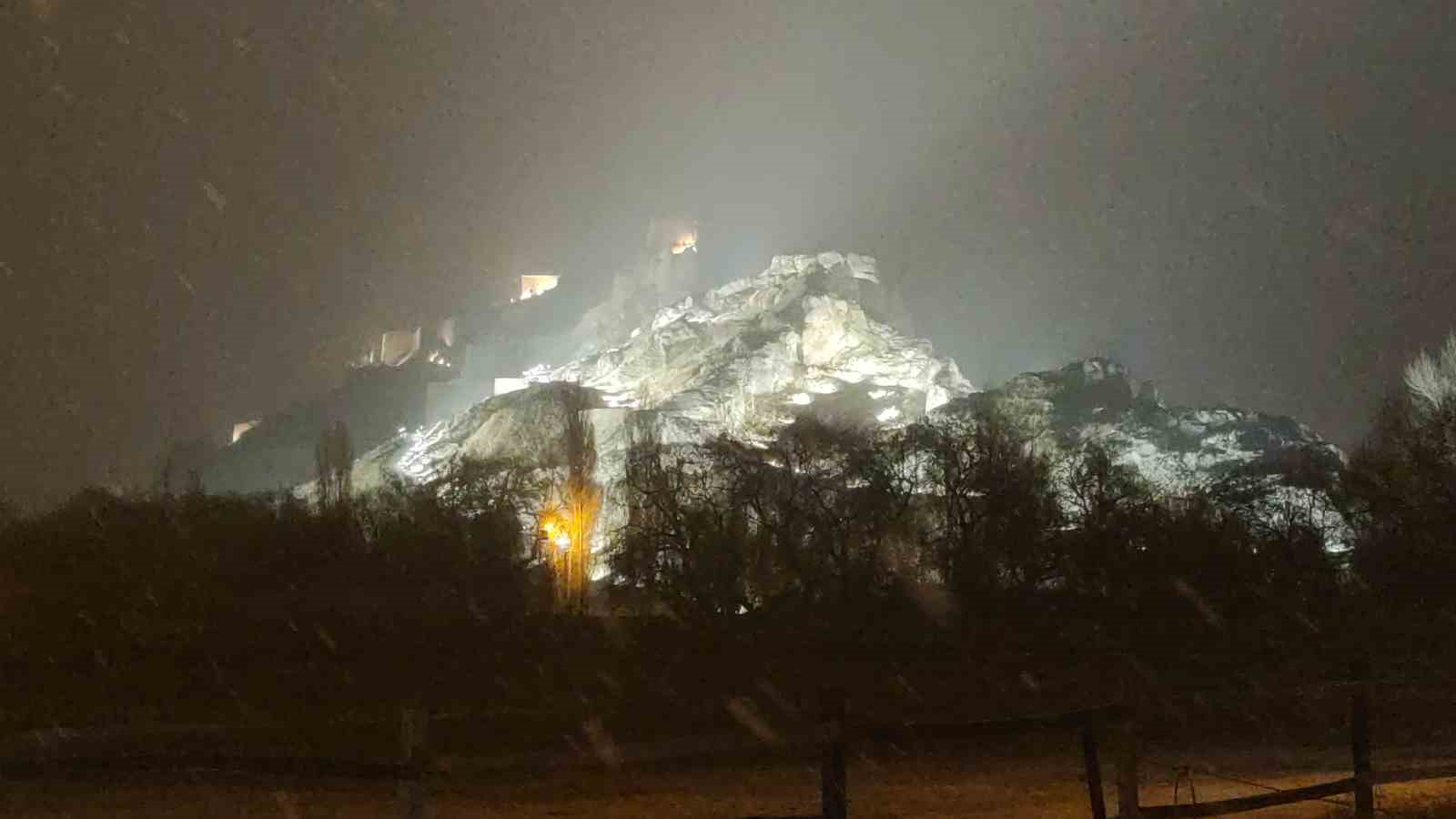 Van’da beklenen kar geldi: Kent merkezi beyaza büründü