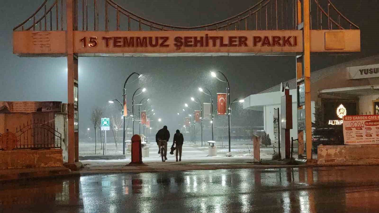 Van&rsquo;da beklenen kar geldi: Kent merkezi beyaza b&uuml;r&uuml;nd&uuml;
