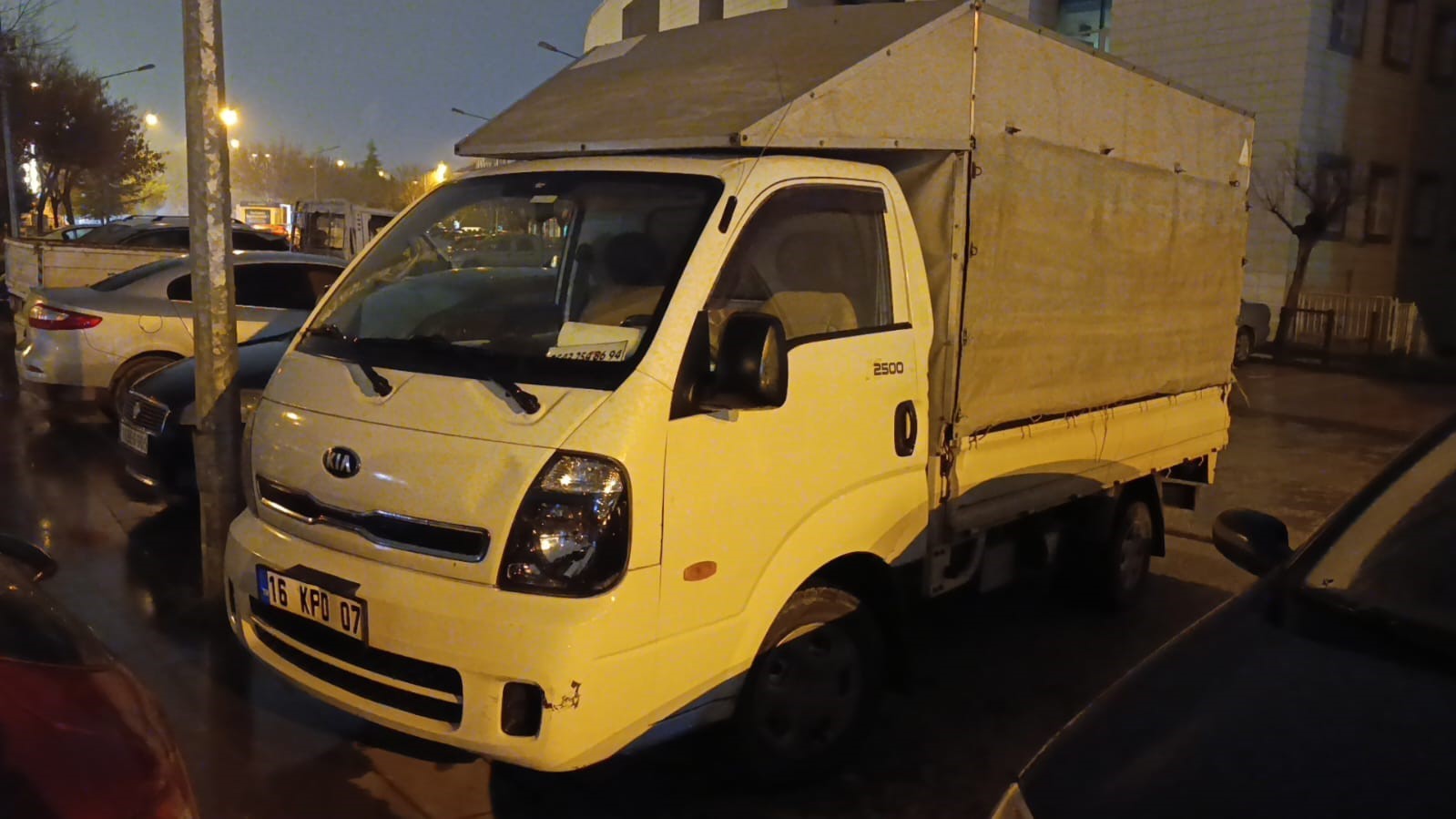 Bursa&rsquo;da yolun karşısına ge&ccedil;meye &ccedil;alışan yayaya kamyonet &ccedil;arptı
